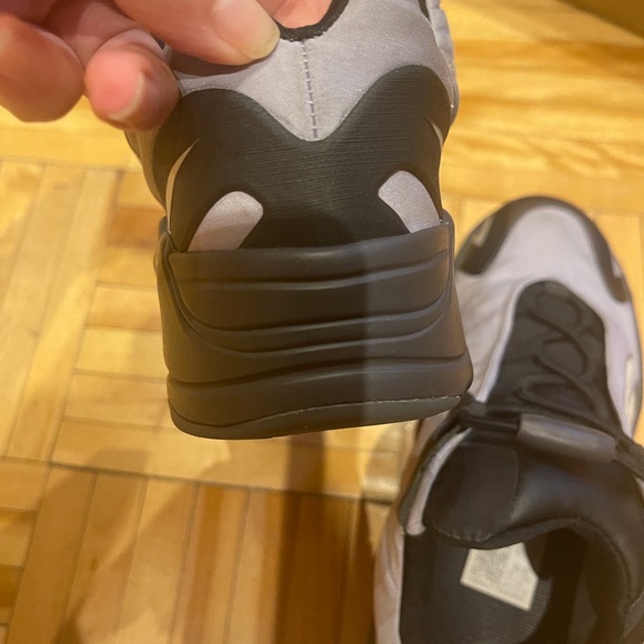 Yeezy  kids Boost 700 MNVN - Picture 10 of 11